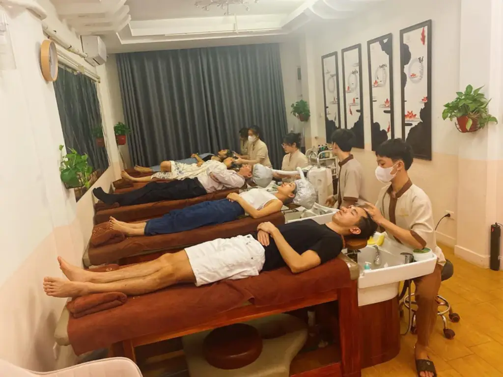 大部分坊間頭療或越式洗頭都是半開放式空間